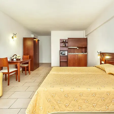 Nereides Aparthotel 2*