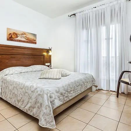 Nereides شقة فندقية 2*