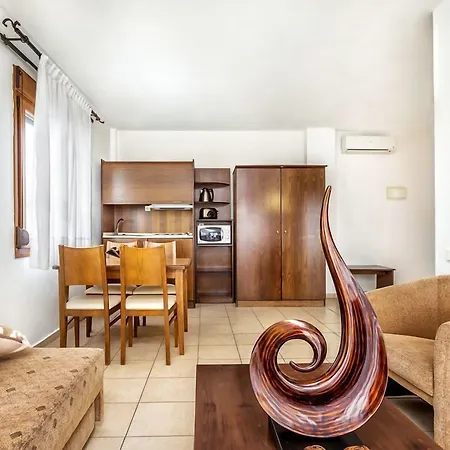 Nereides شقة فندقية 2*